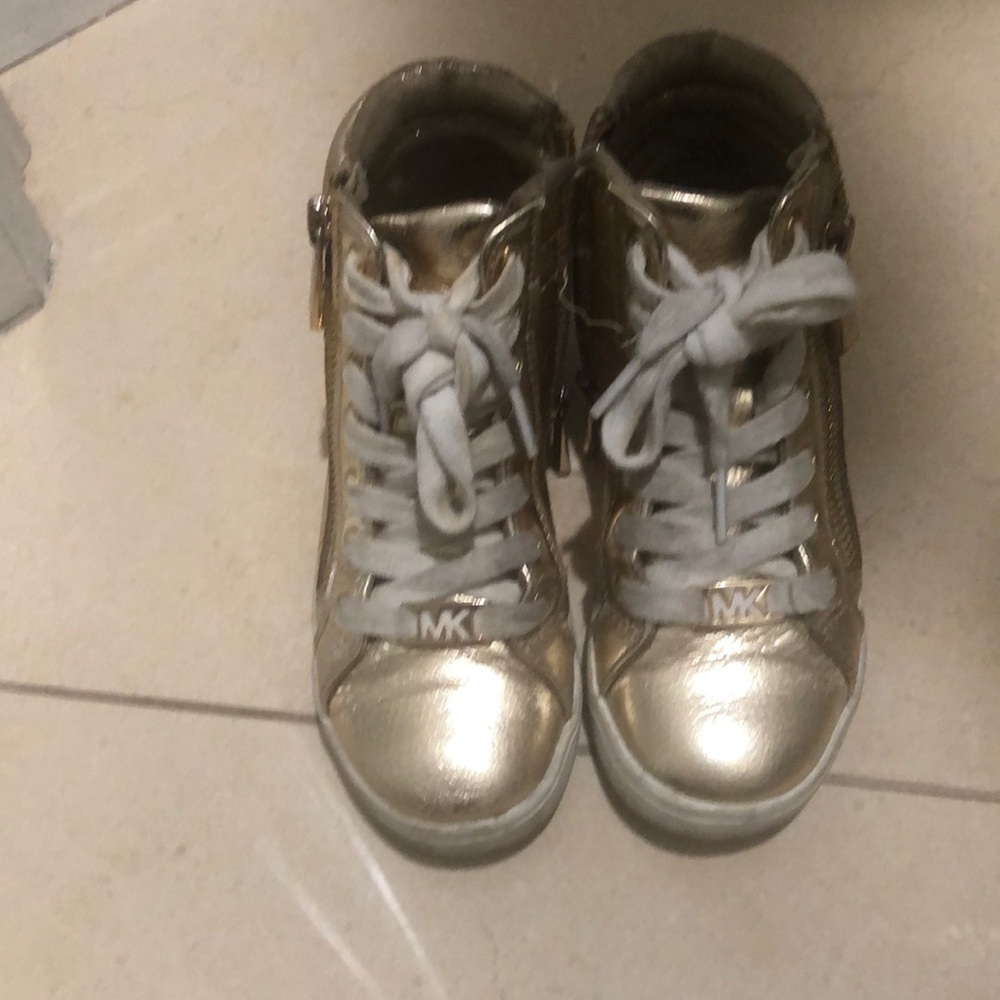 Girls shoes